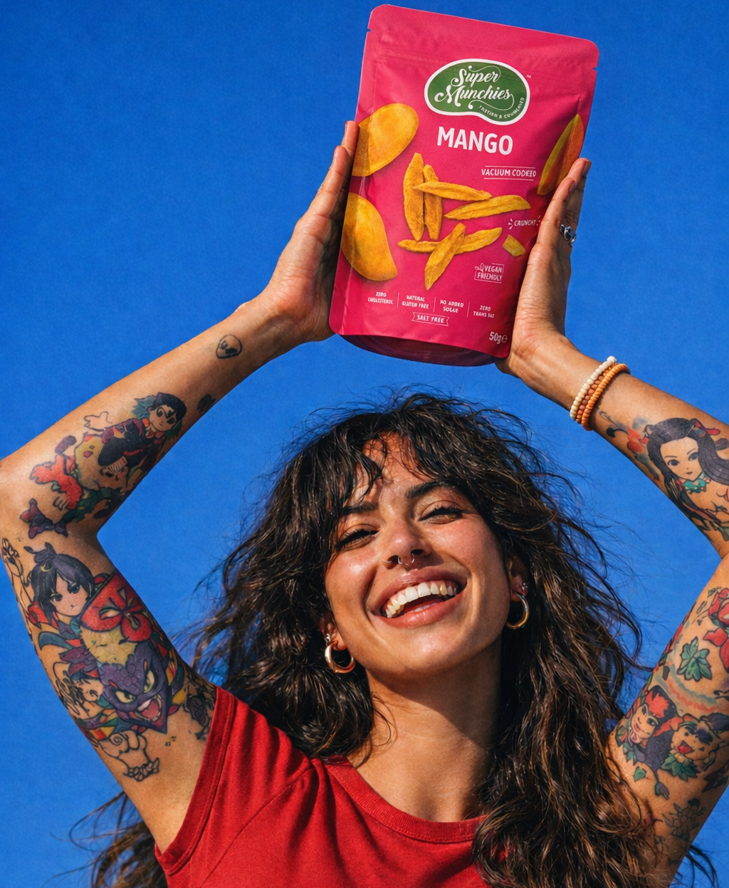 Kobieta trzyma opakowanie chipsów z mango Super Munchies, naturalnie słodkie i chrupiące